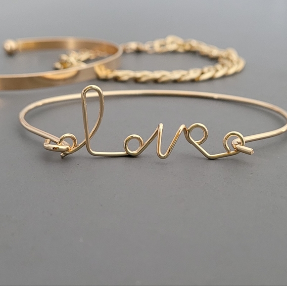 🔥3 for $22🔥 3 Gold Toned Bracelets - Picture 3 of 5